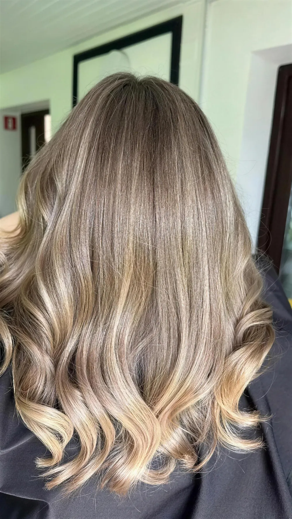 Balayage și șuvițe blonde realizate la Prestige Beauty Salon
