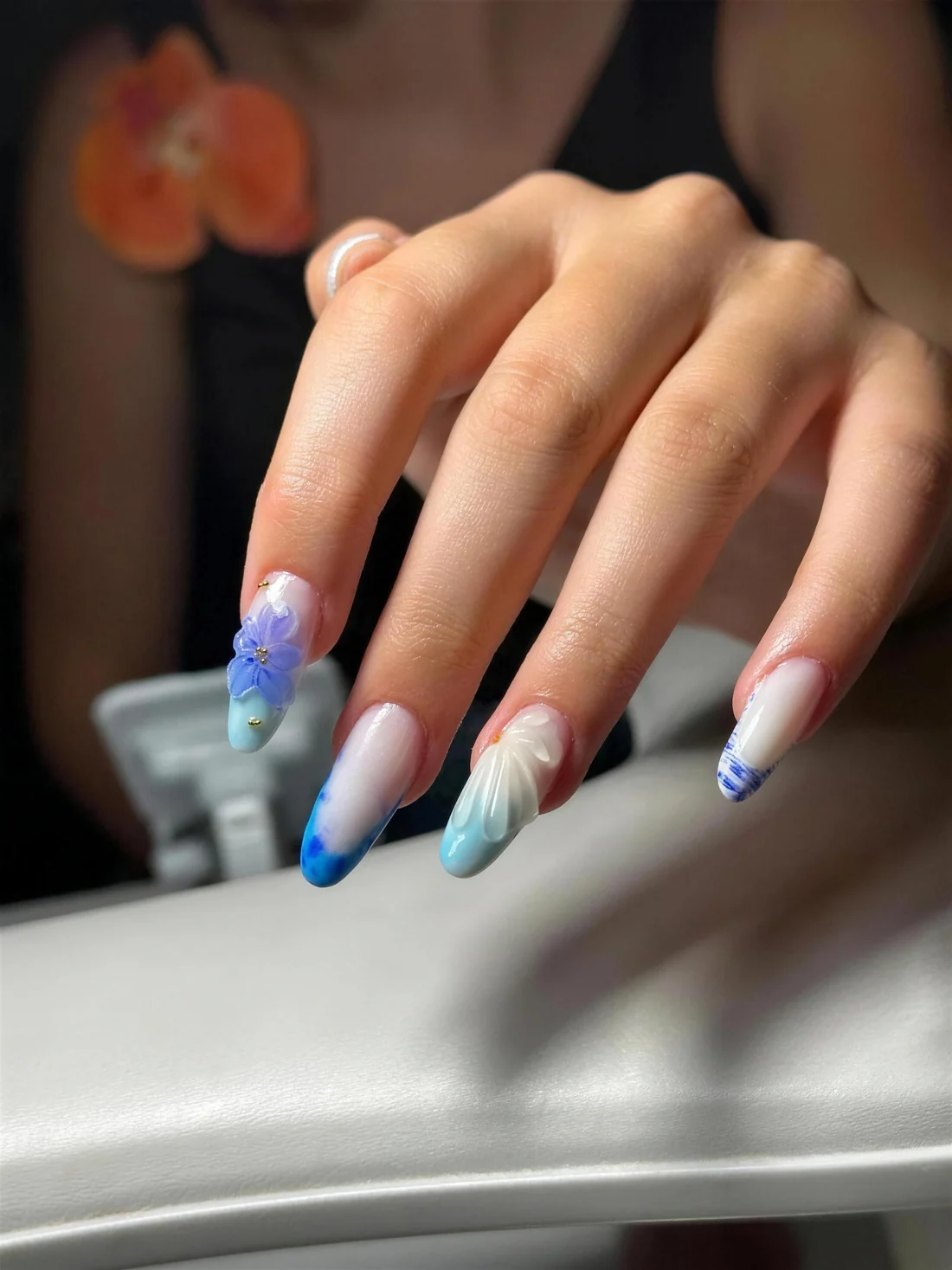 Nail art floral albastru